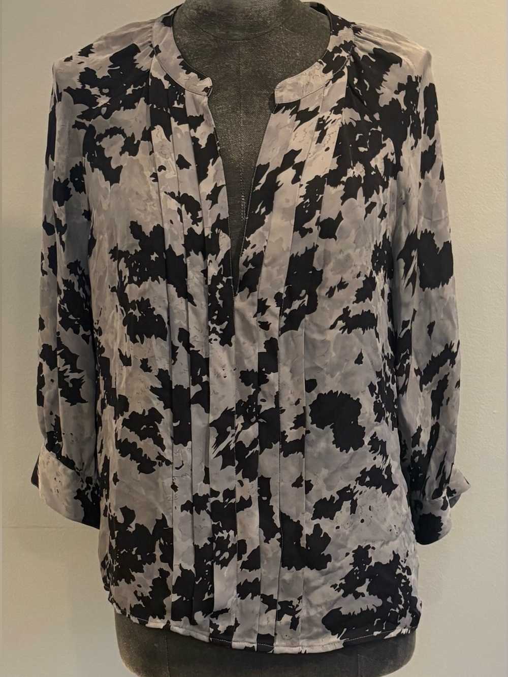 Joie Silk 3/4 Sleeve V-Neck Pleated Front Black & Gray Print Blouse Size Small